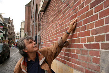 Wim de Gans bij de verzakte Beurs van Berlage op de Dam